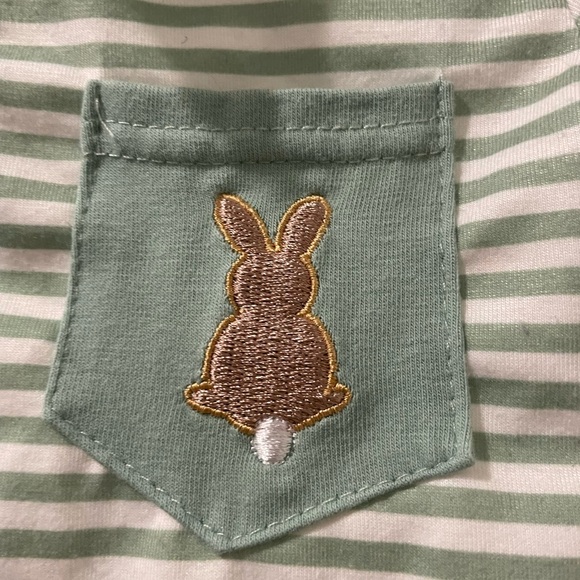 Abby & Evie baby boy sage stripe romper with Easter bunny on pocket 12 months - Picture 3 of 6
